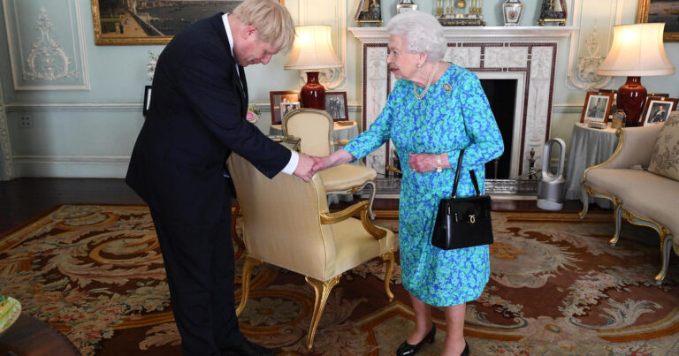 boris johnson queen pa 44283319