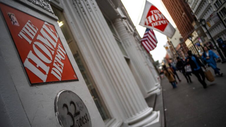 108108400 1740666394679 gettyimages 2202188470 homedepotquarterlyreport0008